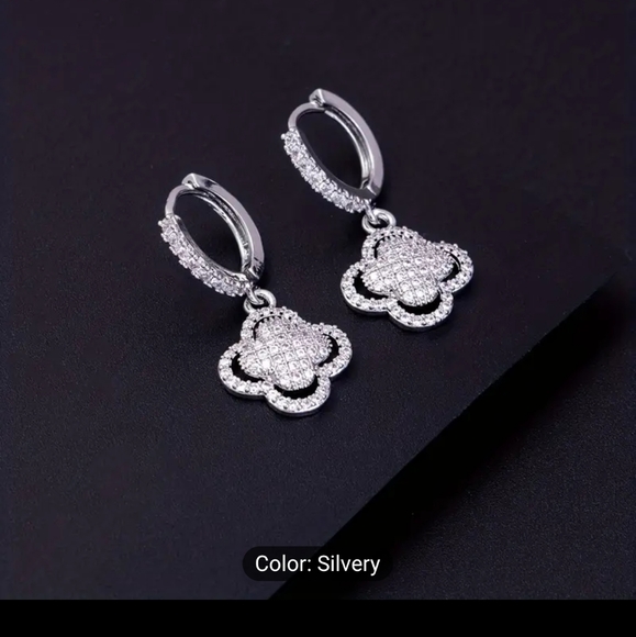 🍀🍀NEW🍀🍀 EXQUISITE!! CZ Clover Dangle Earrings in SILVER Plating - Picture 3 of 15